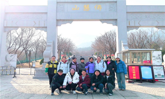 巾幗綻芳華，登山展風(fēng)采